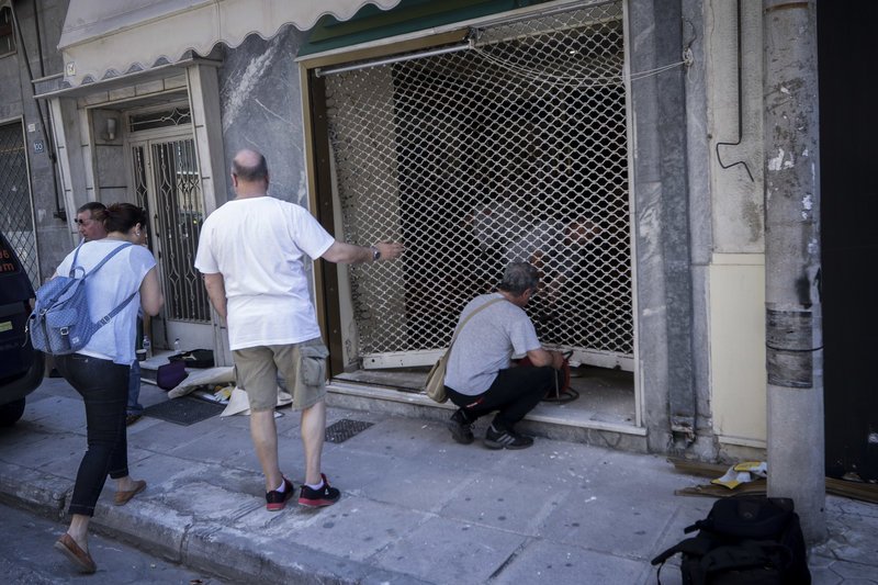 Τρίτο κρούσμα σε λίγα 24ωρα: Το χάος που άφησαν πίσω τους οι ληστές που μπούκαραν με ΙΧ σε κοσμηματοπωλείο [εικόνες] | iefimerida.gr 4