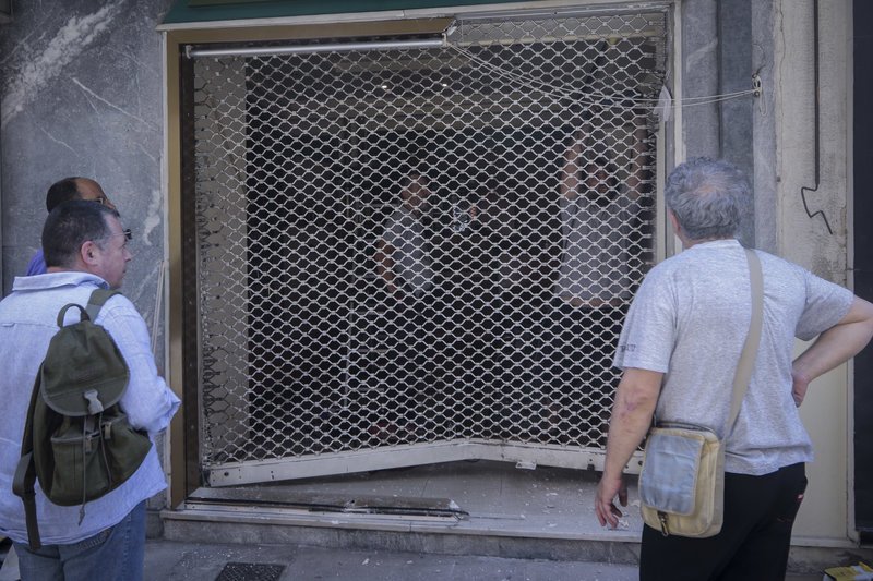 Τρίτο κρούσμα σε λίγα 24ωρα: Το χάος που άφησαν πίσω τους οι ληστές που μπούκαραν με ΙΧ σε κοσμηματοπωλείο [εικόνες] | iefimerida.gr 3