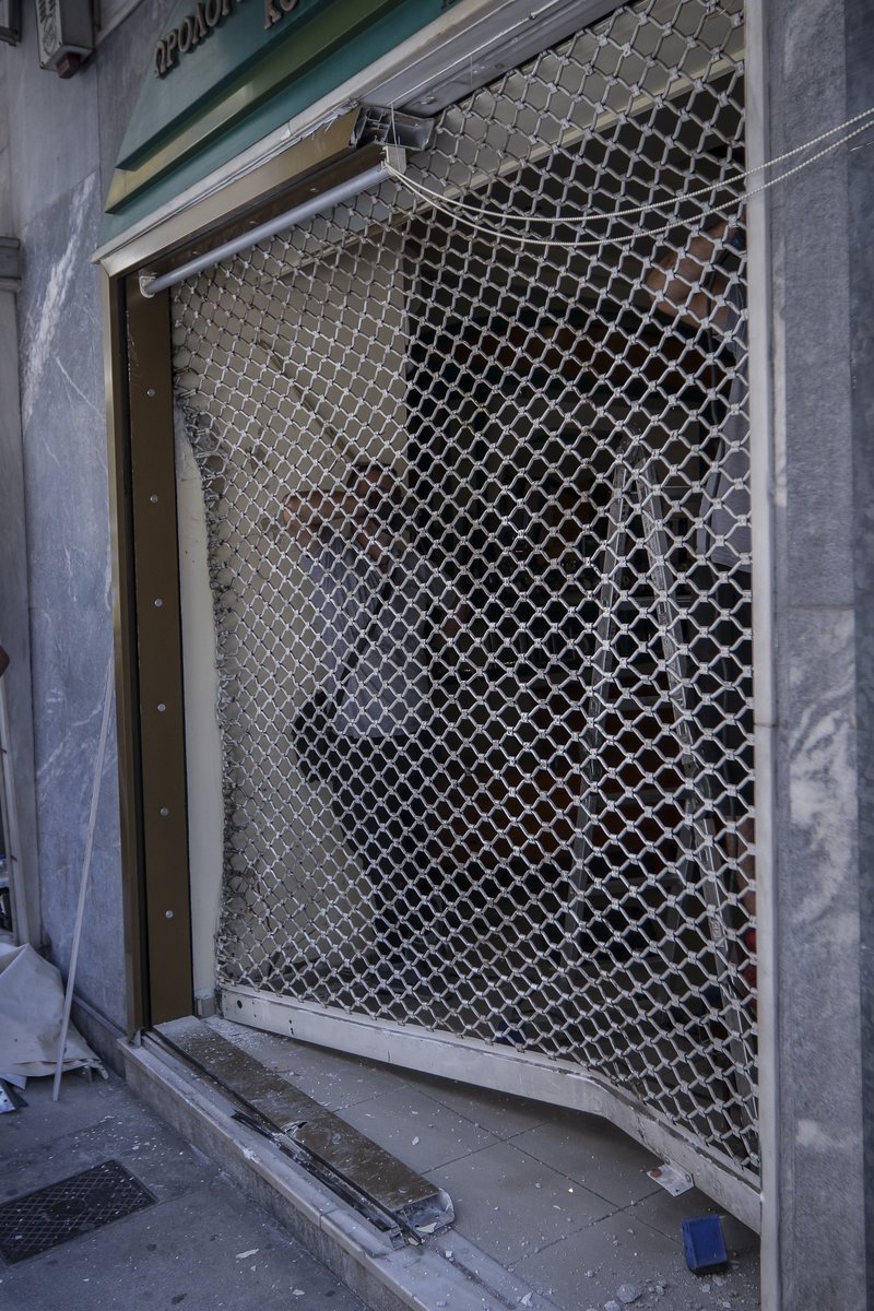 Τρίτο κρούσμα σε λίγα 24ωρα: Το χάος που άφησαν πίσω τους οι ληστές που μπούκαραν με ΙΧ σε κοσμηματοπωλείο [εικόνες] | iefimerida.gr 2