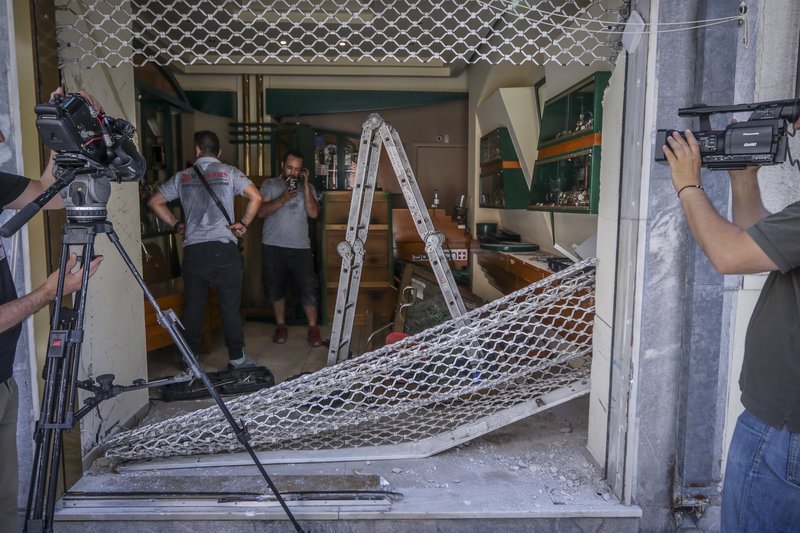 Τρίτο κρούσμα σε λίγα 24ωρα: Το χάος που άφησαν πίσω τους οι ληστές που μπούκαραν με ΙΧ σε κοσμηματοπωλείο [εικόνες] | iefimerida.gr 1