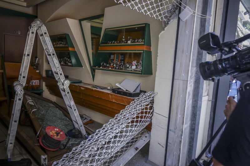 Τρίτο κρούσμα σε λίγα 24ωρα: Το χάος που άφησαν πίσω τους οι ληστές που μπούκαραν με ΙΧ σε κοσμηματοπωλείο [εικόνες] | iefimerida.gr 0