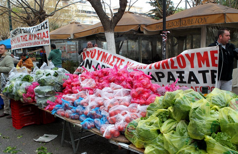 Συνωστισμός στον Κολωνό για μία σακούλα δωρεάν φρούτα και λαχανικά -Εξαντλήθηκαν σε 15 λεπτά [εικόνες] | iefimerida.gr 0