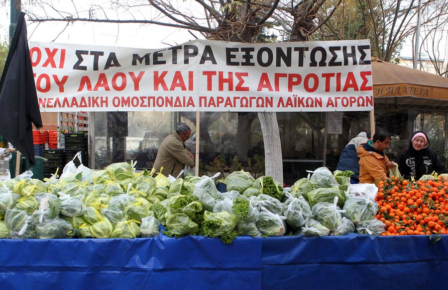 Συνωστισμός στον Κολωνό για μία σακούλα δωρεάν φρούτα και λαχανικά -Εξαντλήθηκαν σε 15 λεπτά [εικόνες] | iefimerida.gr 1