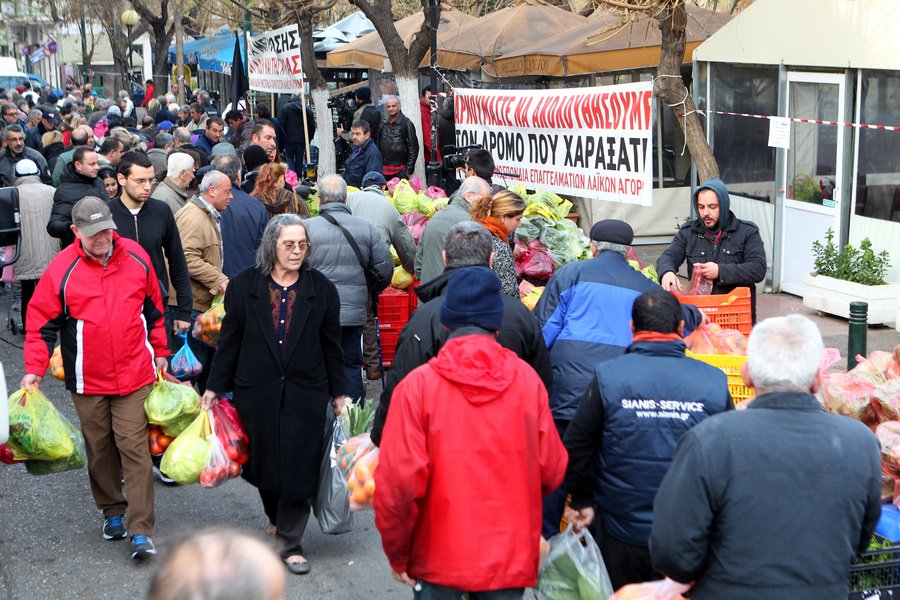 Συνωστισμός στον Κολωνό για μία σακούλα δωρεάν φρούτα και λαχανικά -Εξαντλήθηκαν σε 15 λεπτά [εικόνες] | iefimerida.gr 3