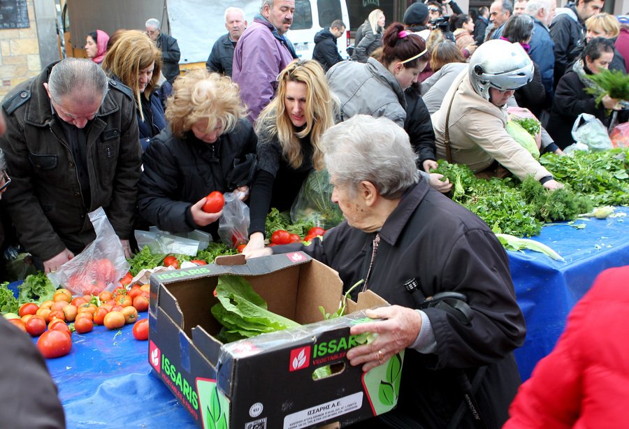 Συνωστισμός στον Κολωνό για μία σακούλα δωρεάν φρούτα και λαχανικά -Εξαντλήθηκαν σε 15 λεπτά [εικόνες] | iefimerida.gr 4