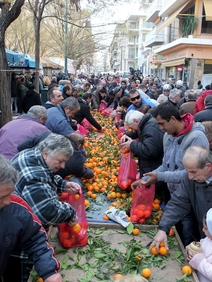 Συνωστισμός στον Κολωνό για μία σακούλα δωρεάν φρούτα και λαχανικά -Εξαντλήθηκαν σε 15 λεπτά [εικόνες] | iefimerida.gr 5