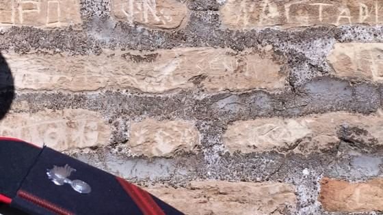 Χαμός στην Ιταλία: Αμερικανίδες τουρίστριες χάραξαν τα αρχικά τους στο Κολοσσαίο [εικόνα] | iefimerida.gr 0