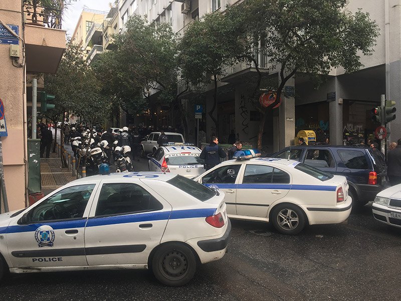 Επεισόδια στο Κολωνάκι -Οπαδοί της Ντιναμό Κιέβου έσπασαν καφέ και έδειραν Ρώσους [εικόνες & βίντεο] | iefimerida.gr 7