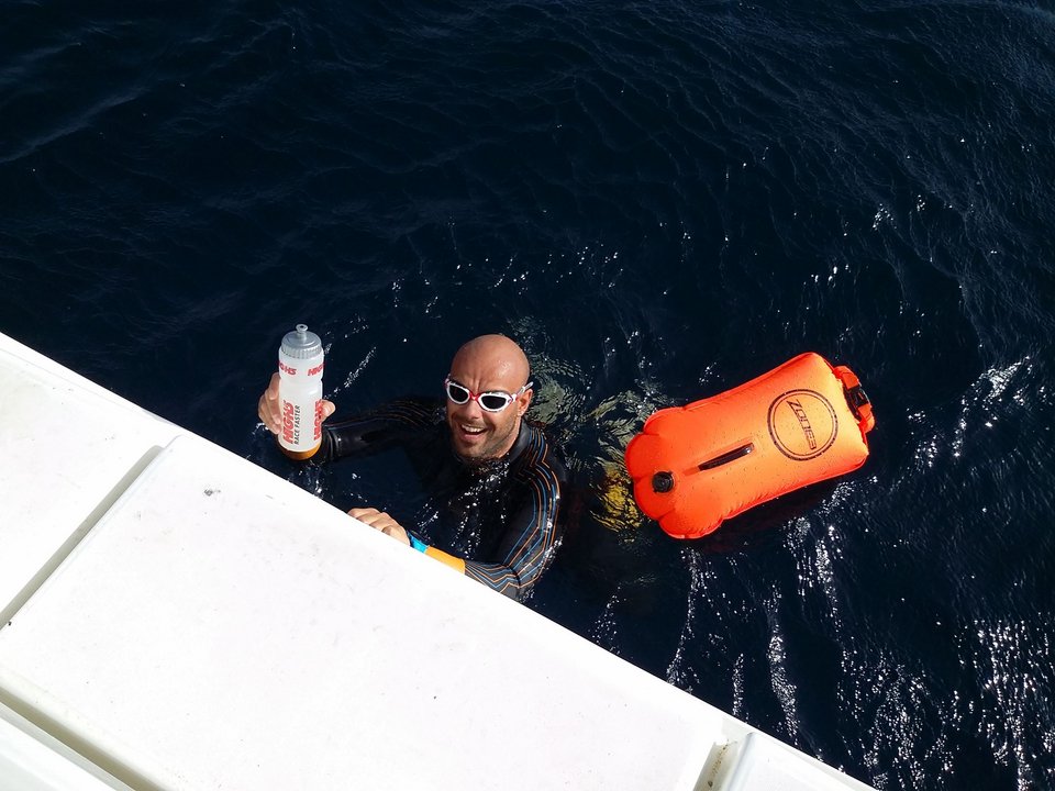 Ο άνδρας που θα κολυμπήσει όλο τον Σαρωνικό! Ξεκίνησε τον διάπλου [εικόνες] | iefimerida.gr 0