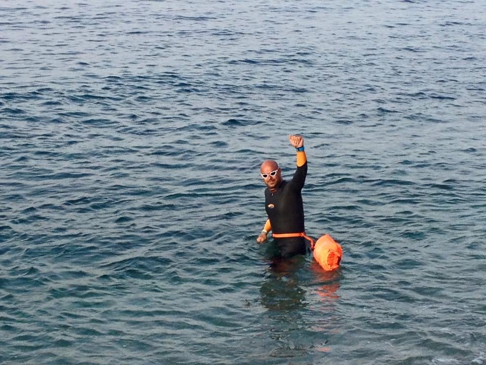 Ο άνδρας που θα κολυμπήσει όλο τον Σαρωνικό! Ξεκίνησε τον διάπλου [εικόνες] | iefimerida.gr 2