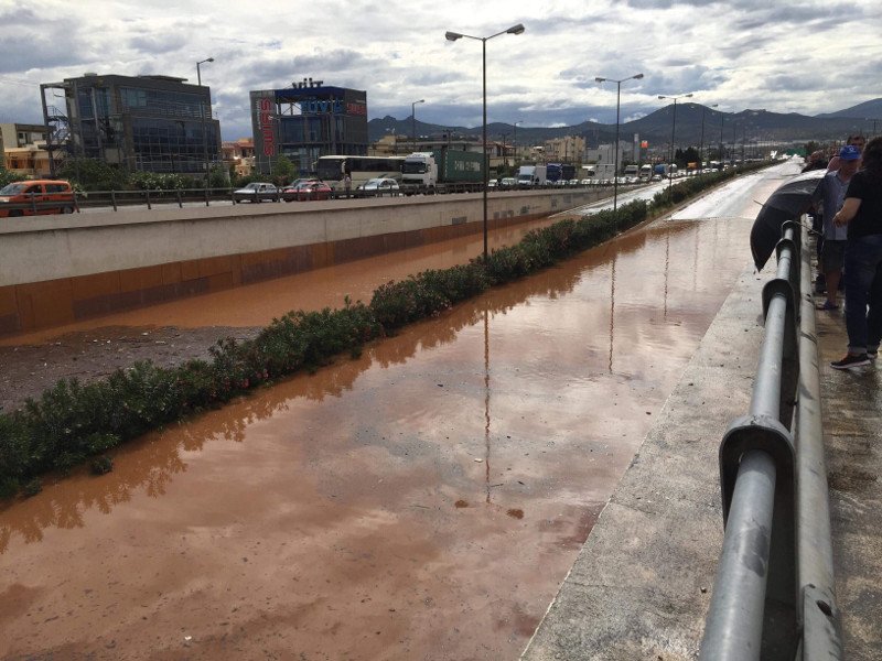 Ουρές χιλιομέτρων στην Αττική Οδό -Εκλεισε η έξοδος 1 προς Ελευσίνα [βίντεο] | iefimerida.gr 0