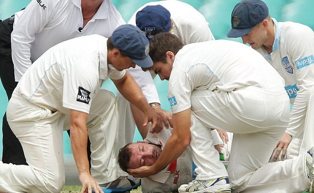 Αθλητής του κρίκετ σε κώμα -Δίνει μάχη για τη ζωή του μετά από τραυματισμό στο γήπεδο [εικόνες & βίντεο] | iefimerida.gr 0