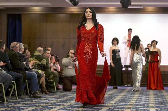 Ο καλλονές του μετώπου: Καλλιστεία με γυναίκες-κομάντο στην εμπόλεμη ζώνη του Ντόνετσκ [εικόνες & βίντεο] | iefimerida.gr 3