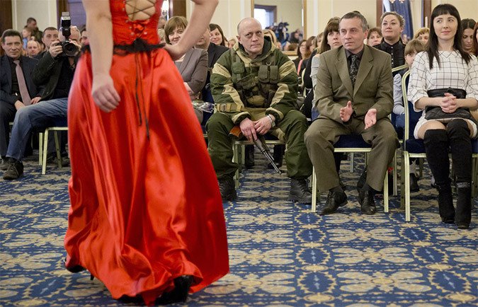 Ο καλλονές του μετώπου: Καλλιστεία με γυναίκες-κομάντο στην εμπόλεμη ζώνη του Ντόνετσκ [εικόνες & βίντεο] | iefimerida.gr 4