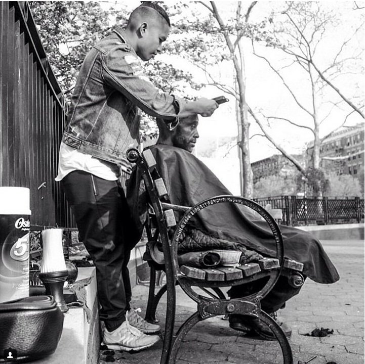 Ο κομμωτής των αστέγων - Αφιερώνει τις Κυριακές του σε όσους έχουν ανάγκη [εικόνες] | iefimerida.gr 0