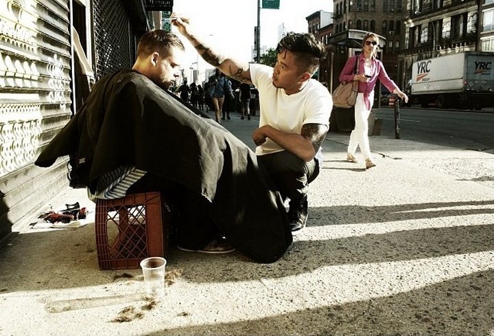 Ο κομμωτής των αστέγων - Αφιερώνει τις Κυριακές του σε όσους έχουν ανάγκη [εικόνες] | iefimerida.gr 1