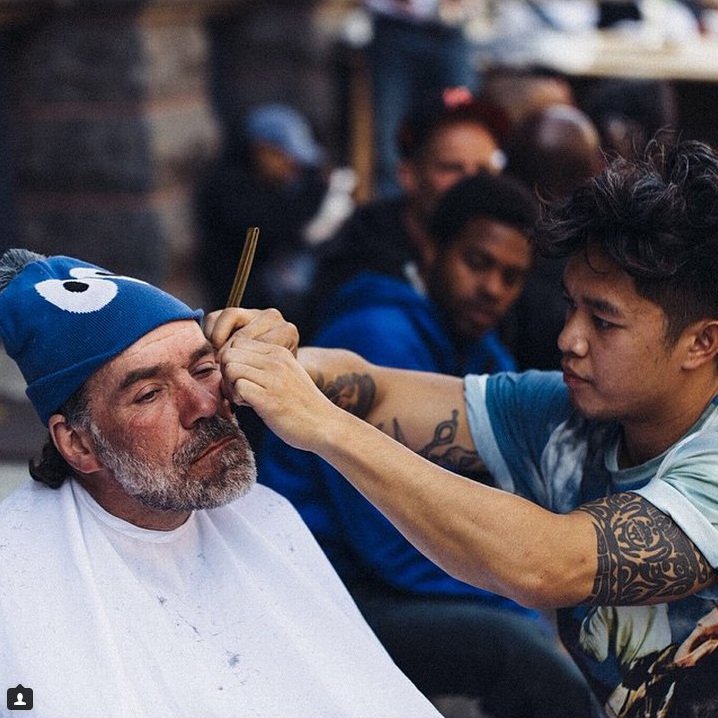 Ο κομμωτής των αστέγων - Αφιερώνει τις Κυριακές του σε όσους έχουν ανάγκη [εικόνες] | iefimerida.gr 2