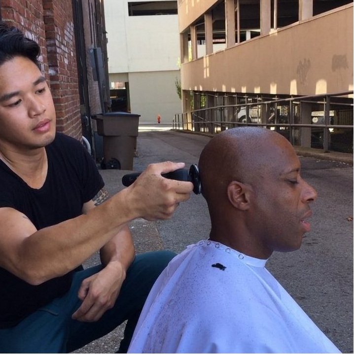 Ο κομμωτής των αστέγων - Αφιερώνει τις Κυριακές του σε όσους έχουν ανάγκη [εικόνες] | iefimerida.gr 3