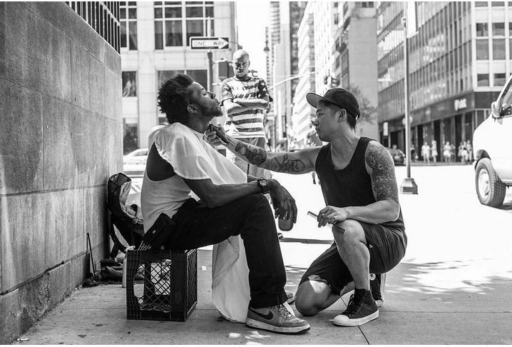 Ο κομμωτής των αστέγων - Αφιερώνει τις Κυριακές του σε όσους έχουν ανάγκη [εικόνες] | iefimerida.gr 4