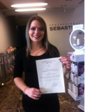 Η δικηγόρος που έγινε κομμώτρια -Εχει το πτυχίο της Νομικής στο κομμωτήριο [εικόνες] | iefimerida.gr 0