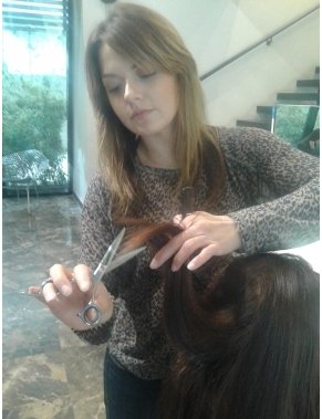 Η δικηγόρος που έγινε κομμώτρια -Εχει το πτυχίο της Νομικής στο κομμωτήριο [εικόνες] | iefimerida.gr 1