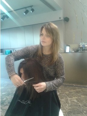 Η δικηγόρος που έγινε κομμώτρια -Εχει το πτυχίο της Νομικής στο κομμωτήριο [εικόνες] | iefimerida.gr 2