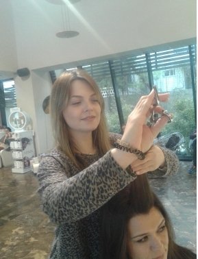 Η δικηγόρος που έγινε κομμώτρια -Εχει το πτυχίο της Νομικής στο κομμωτήριο [εικόνες] | iefimerida.gr 3