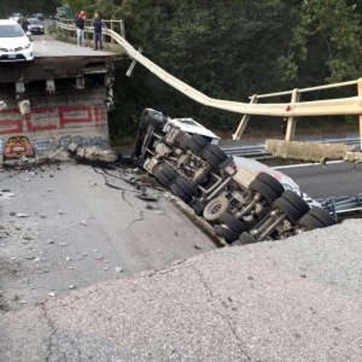 Κατέρρευσε γέφυρα στην Ιταλία -Ενας νεκρός, τέσσερις τραυματίες ανάμεσα τους παιδιά [εικόνα]  | iefimerida.gr 0