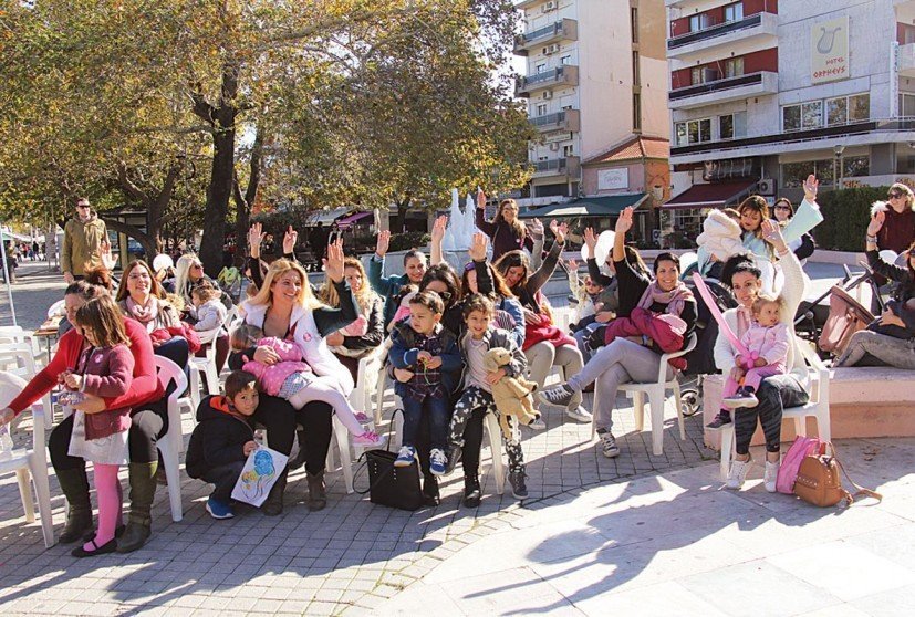 Μητέρες θηλάζουν δημόσια τα μωρά τους στην πλατεία της Κομοτηνής [εικόνες]  | iefimerida.gr 1