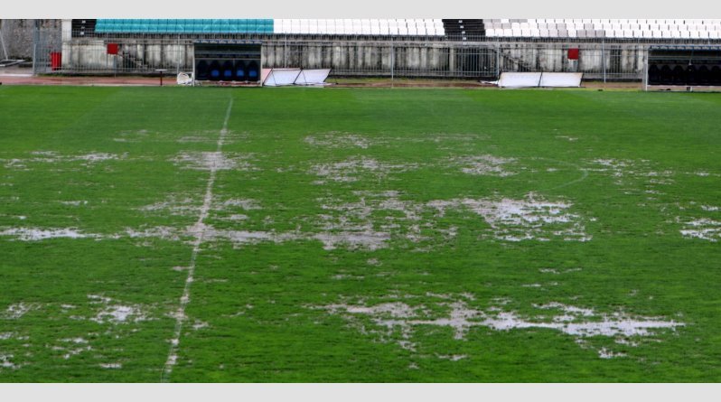 Βούρκος το γήπεδο της Κομοτηνής - Στον «αέρα» το Πανθρακικός-Ολυμπιακός [εικόνες] | iefimerida.gr 1