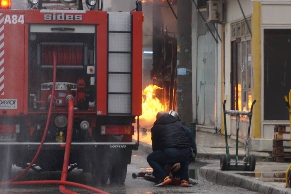 Εκρήξεις σε κατάστημα φιαλών υγραερίου στην Κομοτηνή -Ενας τραυματίας [εικόνες & βίντεο]  | iefimerida.gr 3