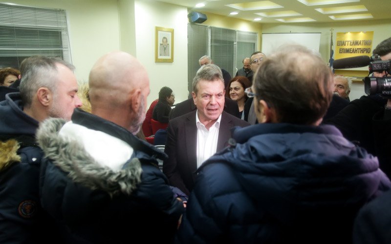 Ενταση σε ομιλία του Πετρόπουλου στη Ροδόπη -Αγριεμένοι αγρότες μπούκαραν σε εκδήλωση [βίντεο] | iefimerida.gr 0