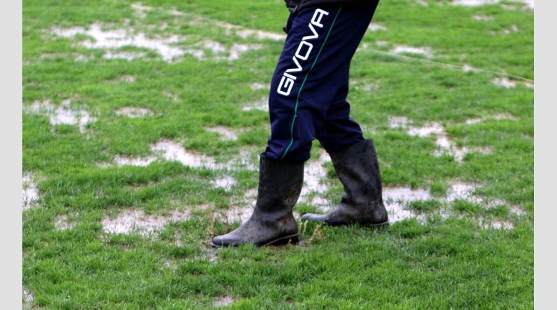 Βούρκος το γήπεδο της Κομοτηνής - Στον «αέρα» το Πανθρακικός-Ολυμπιακός [εικόνες] | iefimerida.gr 3