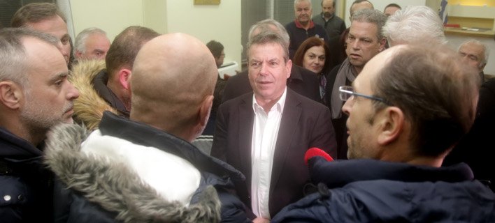 Ενταση σε ομιλία του Πετρόπουλου στη Ροδόπη -Αγριεμένοι αγρότες μπούκαραν σε εκδήλωση [βίντεο] | iefimerida.gr 1