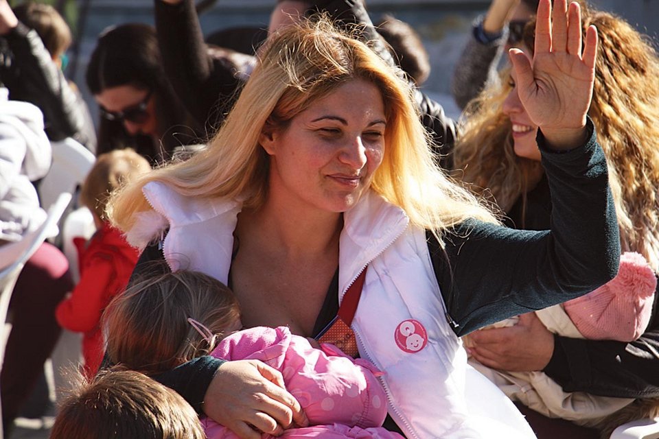 Μητέρες θηλάζουν δημόσια τα μωρά τους στην πλατεία της Κομοτηνής [εικόνες]  | iefimerida.gr 0