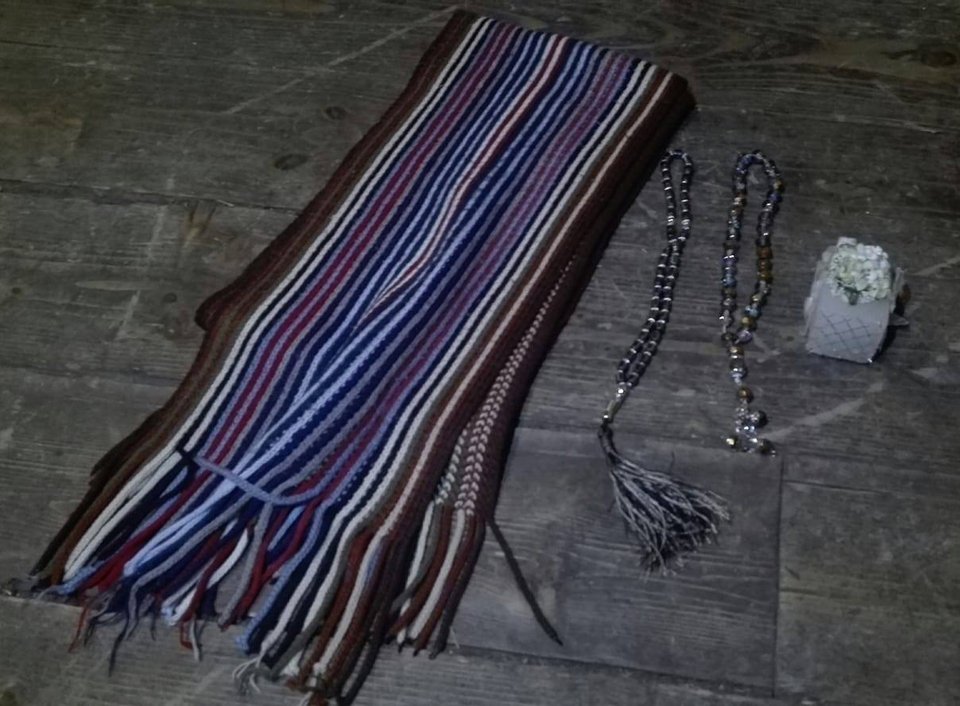 Γούρια που κουβαλούν οι πρόσφυγες από την πατρίδα τους: Κεριά, κομπολόγια, φωτογραφίες [εικόνες]   | iefimerida.gr 0