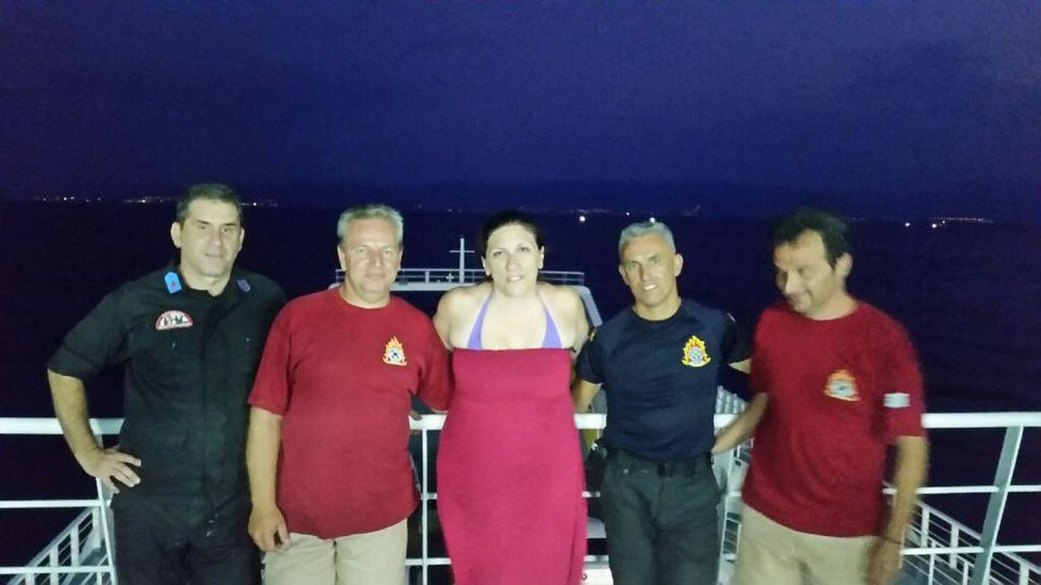 Η Ζωή σε καλοκαιρινή διάθεση φωτογραφίζεται με στράπλες, αγκαλιά με πυροσβέστες [εικόνες] | iefimerida.gr 0