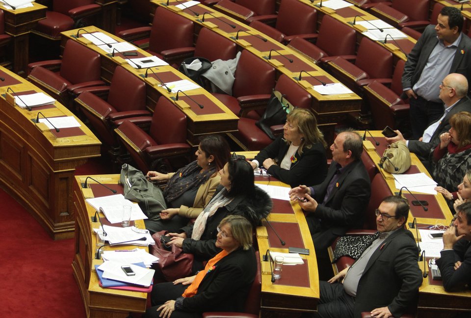 Σκουλαρίκια, κασκόλ, καρφίτσες, κονκάρδες: Οι βουλευτές και οι υπουργοί που φόρεσαν χθες τη σημαία των ομοφυλοφίλων [εικόνες] | iefimerida.gr 2