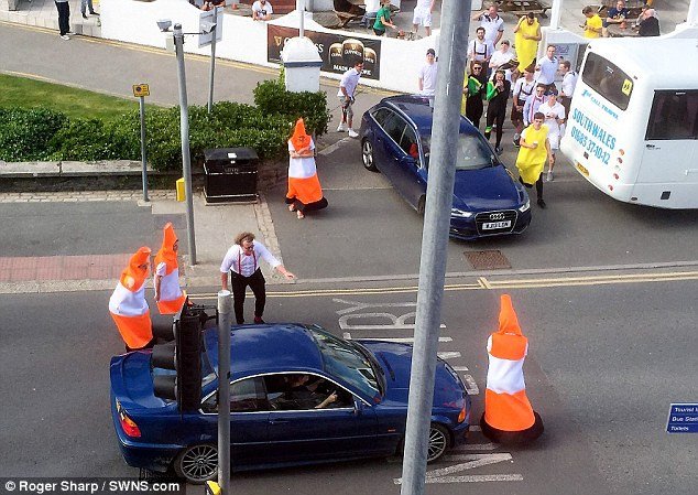 Ξελιγωτική φάρσα: Ντύθηκαν πορτοκαλί κώνοι τροχαίας και προκάλεσαν κυκλοφοριακό κομφούζιο [βίντεο & εικόνες] | iefimerida.gr 0