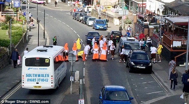 Ξελιγωτική φάρσα: Ντύθηκαν πορτοκαλί κώνοι τροχαίας και προκάλεσαν κυκλοφοριακό κομφούζιο [βίντεο & εικόνες] | iefimerida.gr 3