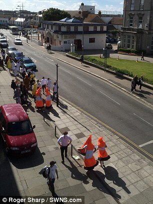 Ξελιγωτική φάρσα: Ντύθηκαν πορτοκαλί κώνοι τροχαίας και προκάλεσαν κυκλοφοριακό κομφούζιο [βίντεο & εικόνες] | iefimerida.gr 2