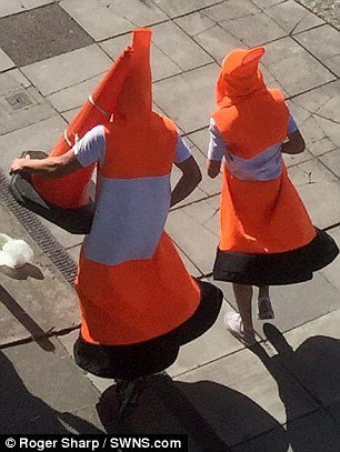 Ξελιγωτική φάρσα: Ντύθηκαν πορτοκαλί κώνοι τροχαίας και προκάλεσαν κυκλοφοριακό κομφούζιο [βίντεο & εικόνες] | iefimerida.gr 4