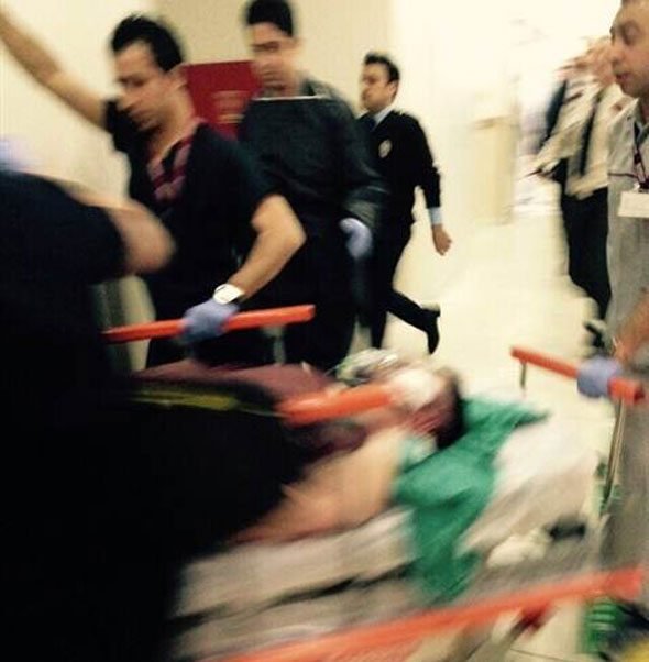 Συναγερμός ξανά στην Κωνσταντινούπολη: Επίθεση ενόπλων στο αρχηγείο της αστυνομίας, νεκρή μία από τους δράστες [εικόνες & βίντεο] | iefimerida.gr 1