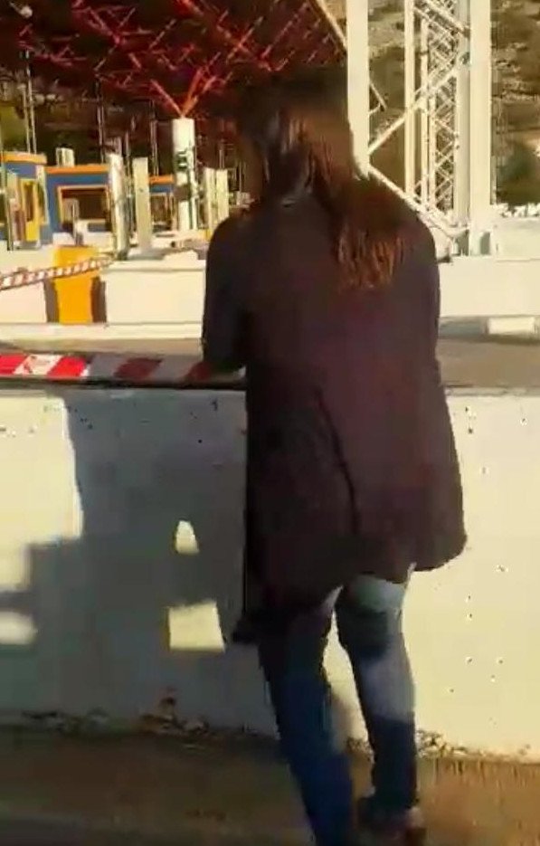 Η Ζωή ανοίγει την μπάρα των διοδίων και περνάει χωρίς να πληρώσει [βίντεο] | iefimerida.gr 0