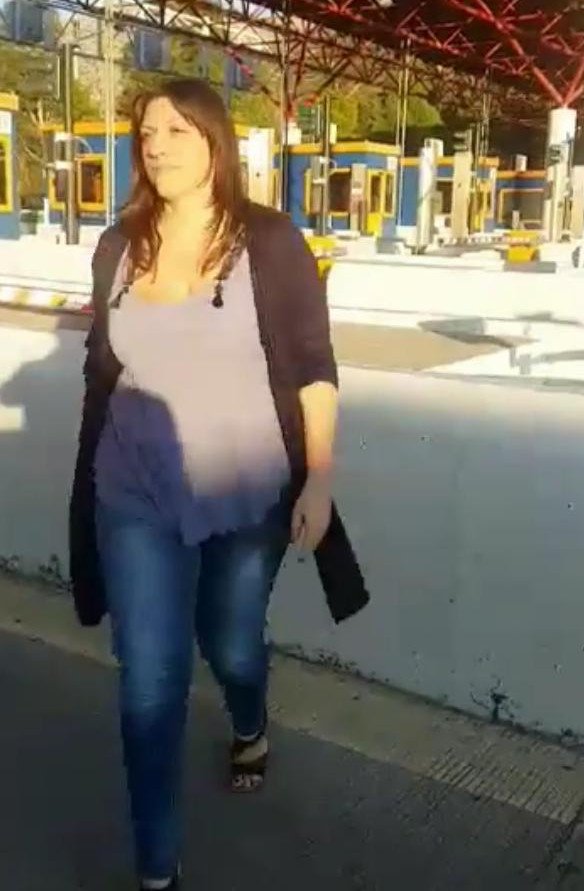 Η Ζωή ανοίγει την μπάρα των διοδίων και περνάει χωρίς να πληρώσει [βίντεο] | iefimerida.gr 1