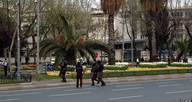 Συναγερμός ξανά στην Κωνσταντινούπολη: Επίθεση ενόπλων στο αρχηγείο της αστυνομίας, νεκρή μία από τους δράστες [εικόνες & βίντεο] | iefimerida.gr 5