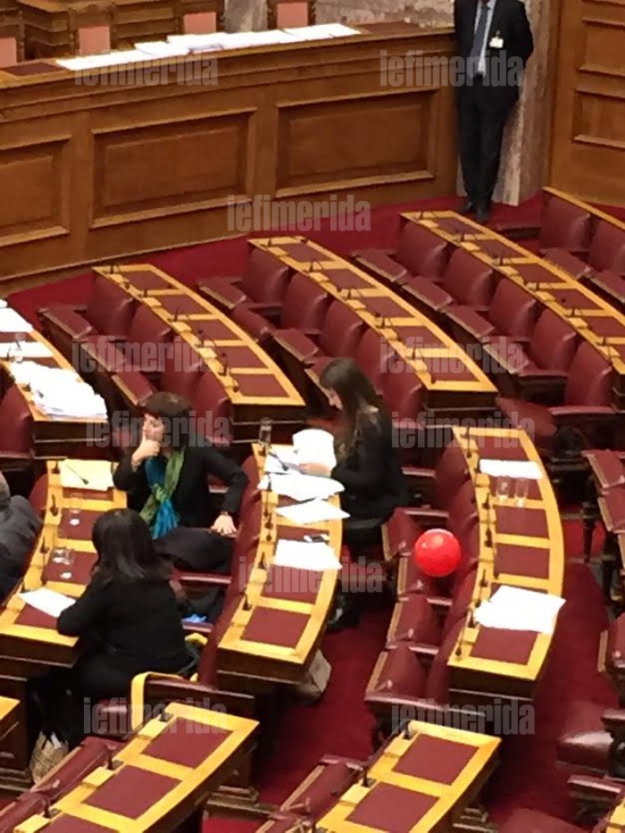 Η Ζωή Κωνσταντοπούλου μπήκε στην Ολομέλεια με ένα μπαλόνι -Εκανε φασαρία γιατί της είπαν να μην το... ανεμίζει [εικόνες] | iefimerida.gr 0