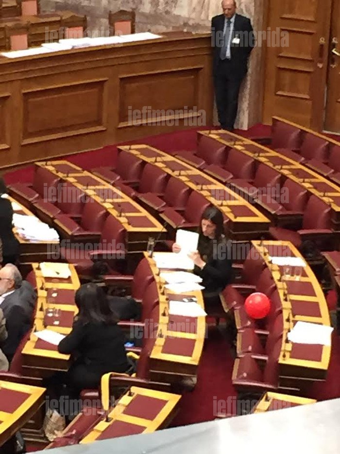 Η Ζωή Κωνσταντοπούλου μπήκε στην Ολομέλεια με ένα μπαλόνι -Εκανε φασαρία γιατί της είπαν να μην το... ανεμίζει [εικόνες] | iefimerida.gr 1