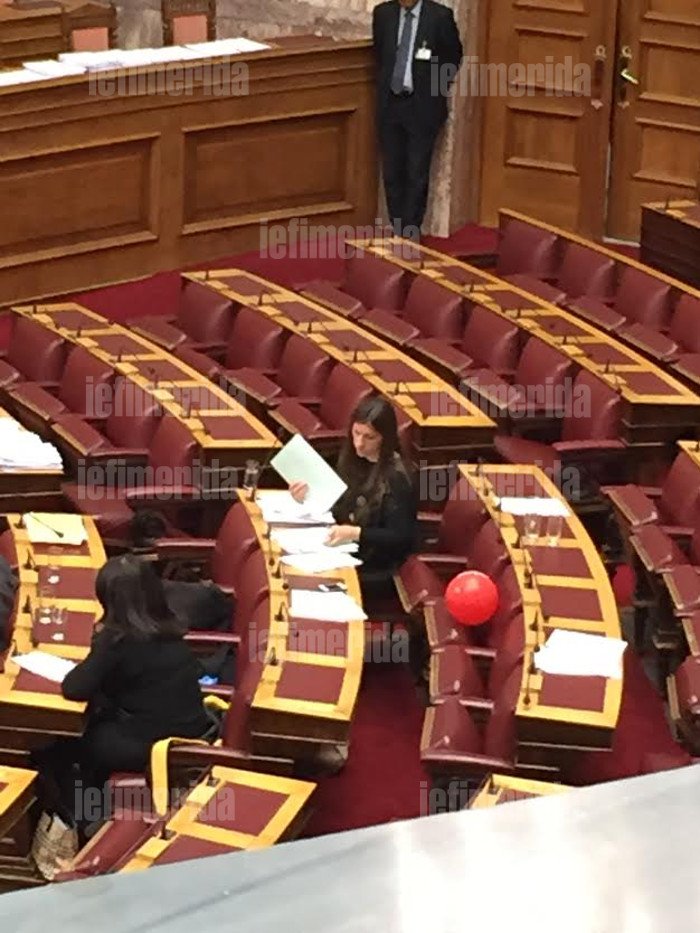 Η Ζωή Κωνσταντοπούλου μπήκε στην Ολομέλεια με ένα μπαλόνι -Εκανε φασαρία γιατί της είπαν να μην το... ανεμίζει [εικόνες] | iefimerida.gr 2
