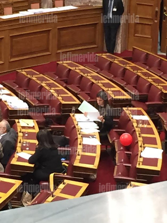 Η Ζωή Κωνσταντοπούλου μπήκε στην Ολομέλεια με ένα μπαλόνι -Εκανε φασαρία γιατί της είπαν να μην το... ανεμίζει [εικόνες] | iefimerida.gr 3